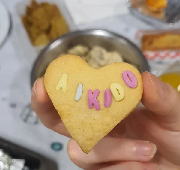 photo d’un petit sablé en forme de coeur marqué Aïkido
